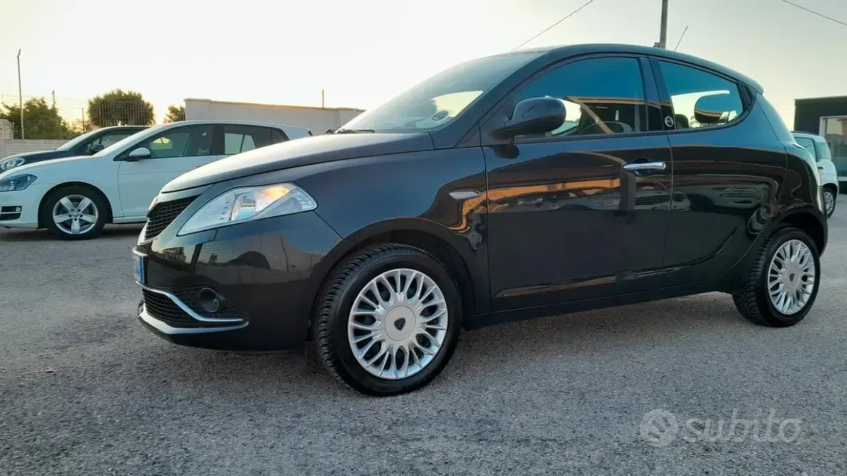 Usata Lancia Ypsilon 69 CV (50 kW) 2017 Nero Utilitaria
