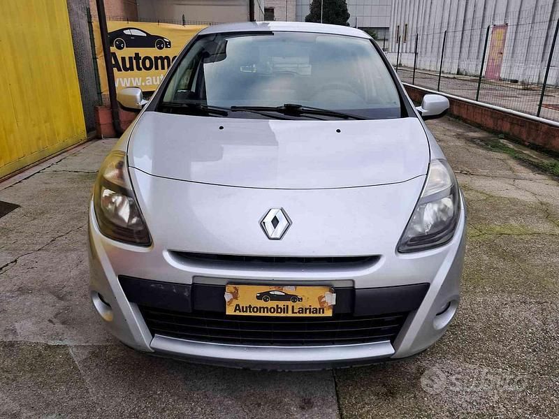 Usata Renault Clio II Dynamique 75 CV (55 kW) 2010 Grigio Berlina