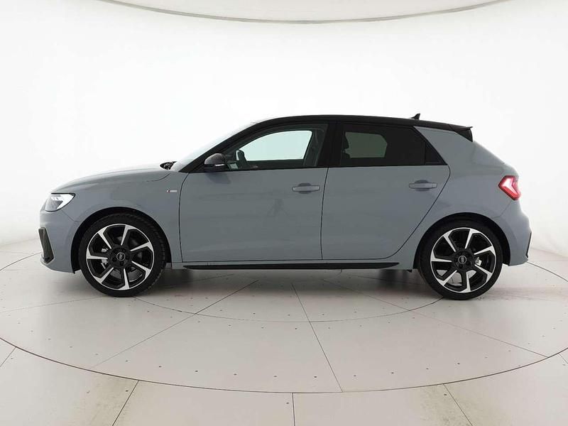 Nuova Audi A1 Sportback 116 CV (85 kW) 2025 Grigio freccia perla nero mito Utilitaria