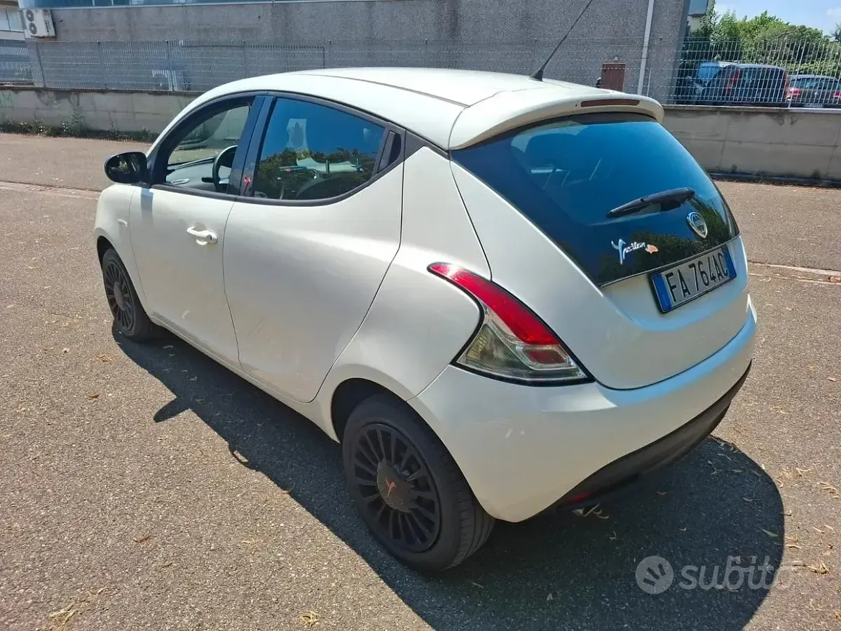 Usata Lancia Ypsilon 69 CV (50 kW) 2015 Bianco Utilitaria