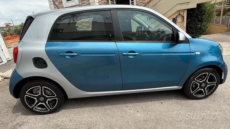 Usata Smart ForFour Electric Drive Passion 41 kW (56 CV) 2021 Blu Berlina