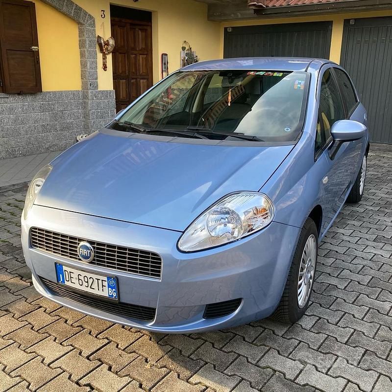 Usata Fiat Grande Punto Dynamic 77 CV (56 kW) 2007 Blu Utilitaria