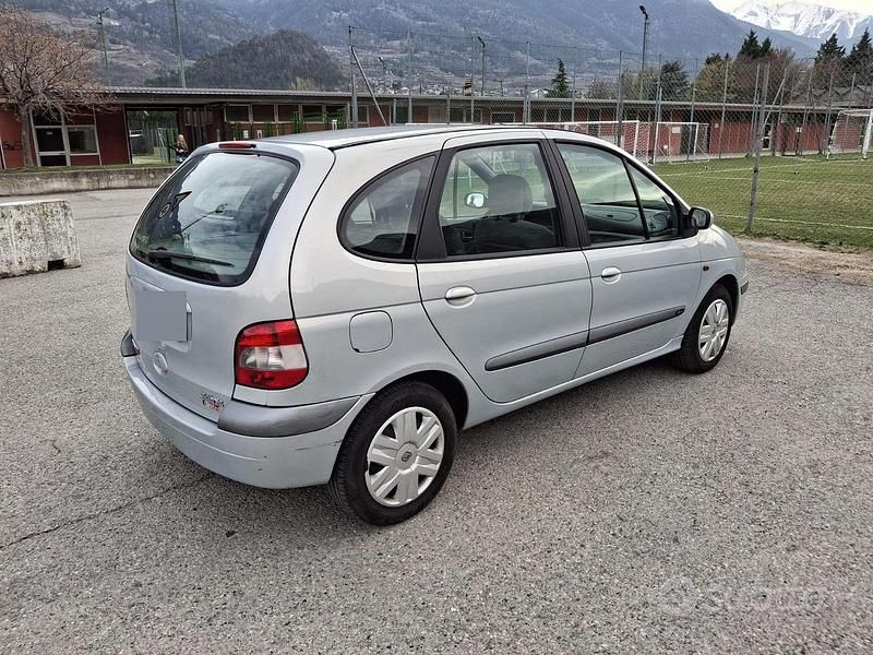 Usata Renault Scénic 107 CV (78 kW) 2002 Grigio Monovolume