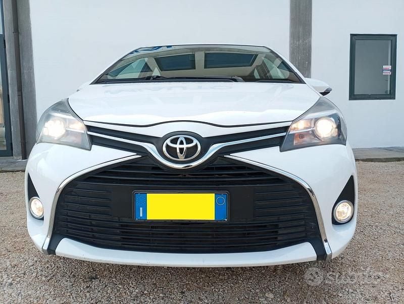 Usata Toyota Yaris Lounge 99 CV (72 kW) 2015 Bianco Utilitaria