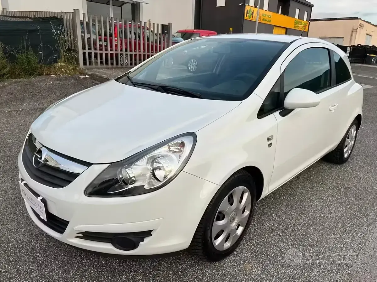 Usata Opel Corsa Edition 75 CV (55 kW) 2010 Bianco Utilitaria