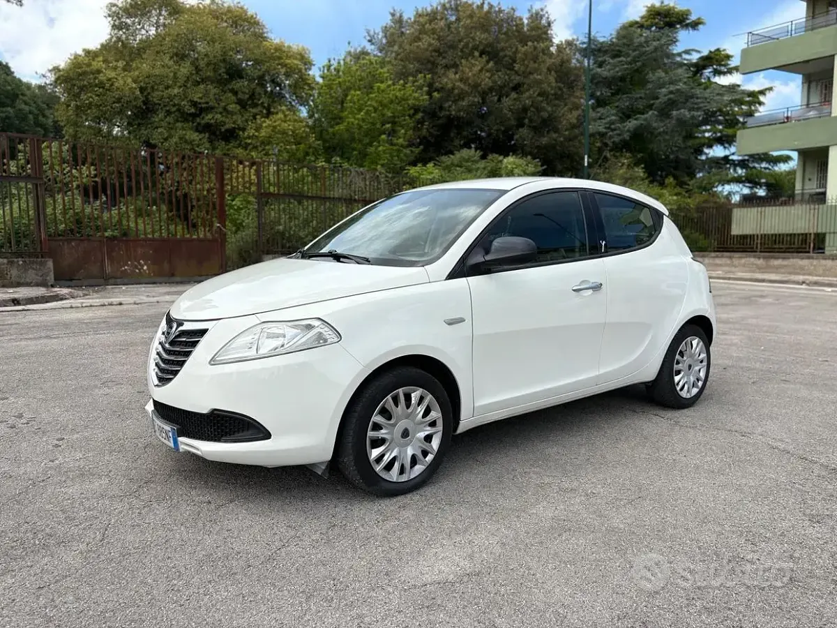 Usado Lancia Ypsilon 69 HP (50 kW) 2014 Branco Citadino