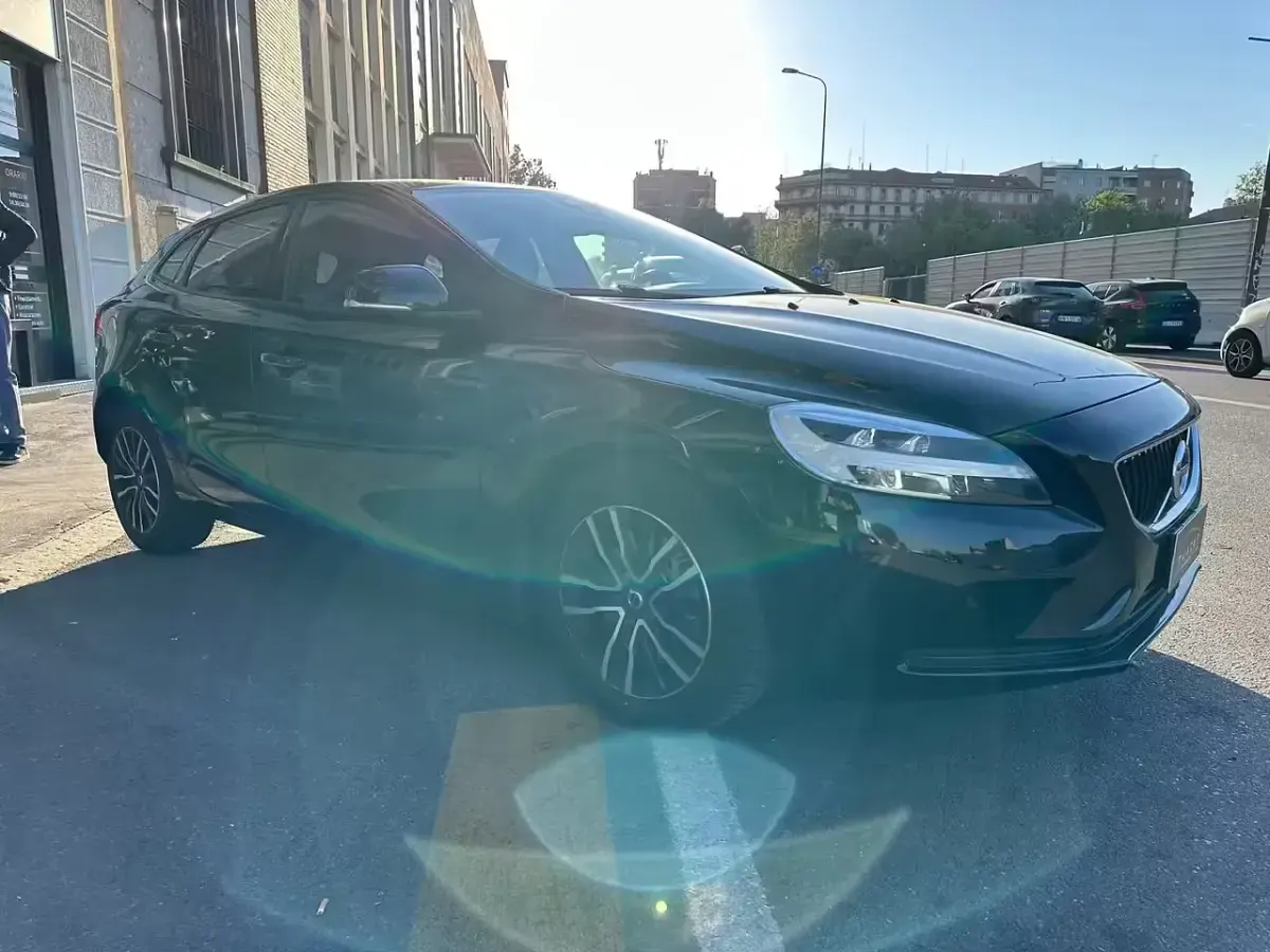 Usata Volvo V40 Momentum 120 CV (88 kW) 2018 Nero Berlina