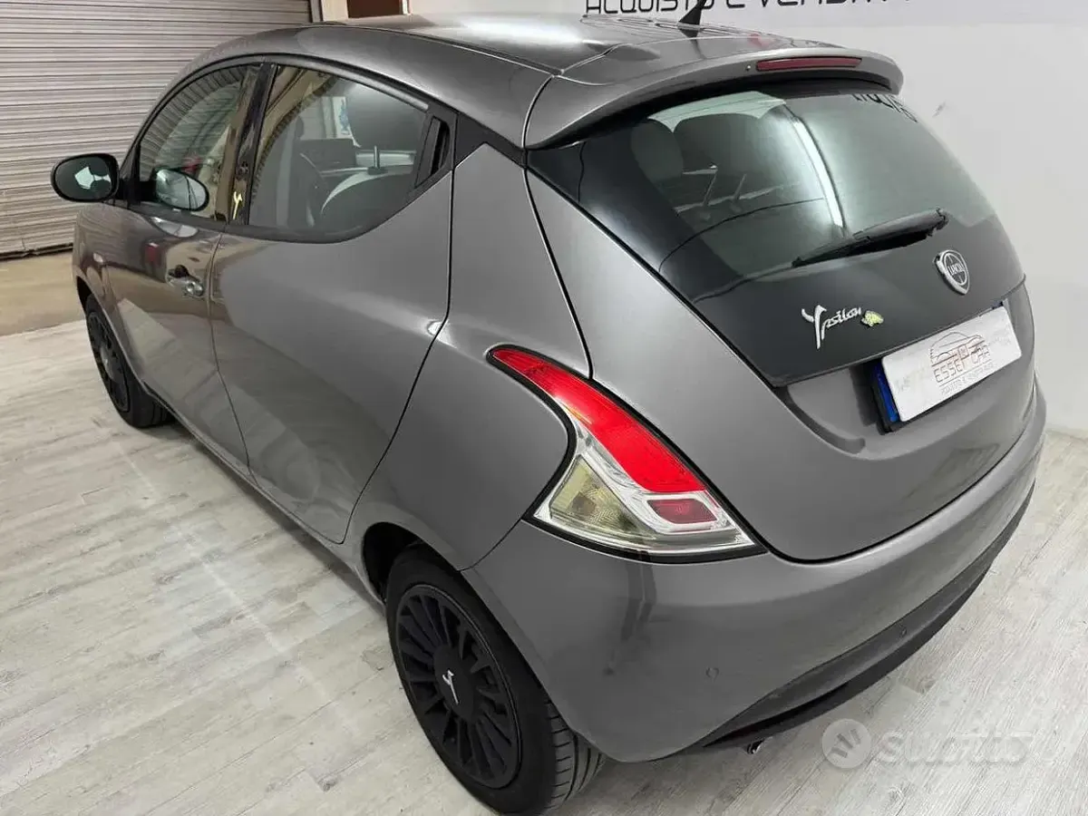 Usata Lancia Ypsilon Gold 69 CV (50 kW) 2015 Grigio Utilitaria