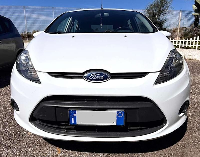 Usata Ford Fiesta 68 CV (50 kW) 2010 Bianco Utilitaria