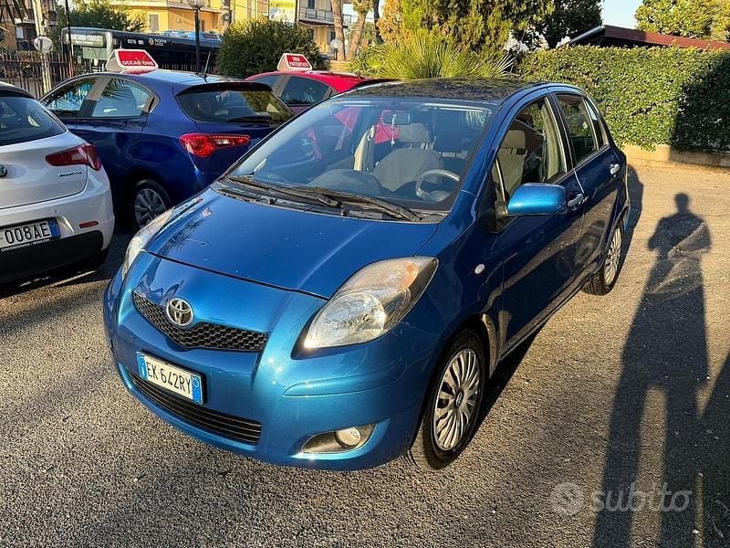 Usata Toyota Yaris Sol 101 CV (74 kW) 2011 Blu Utilitaria