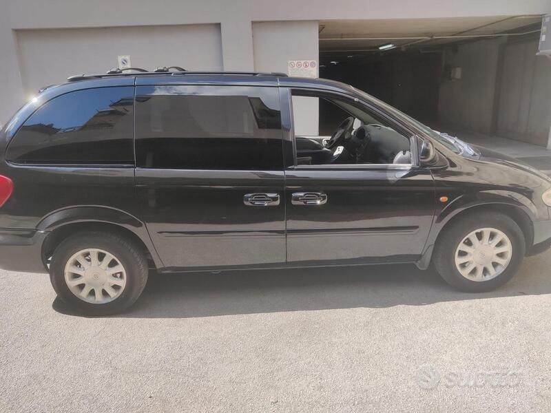 Usata Chrysler Grand Voyager 143 CV (105 kW) 2003 Nero Monovolume