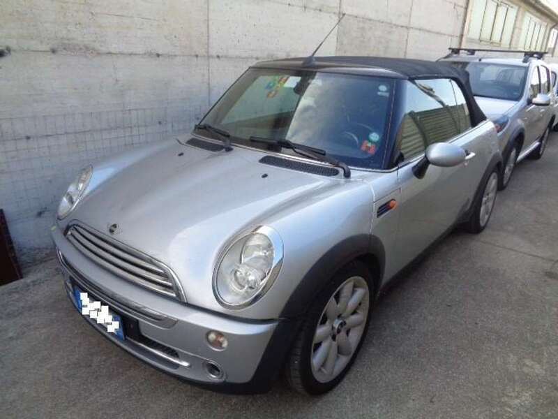 Usato 2005 Mini Cooper Cabriolet 1.6 Benzin 116 CV (5.800 €)