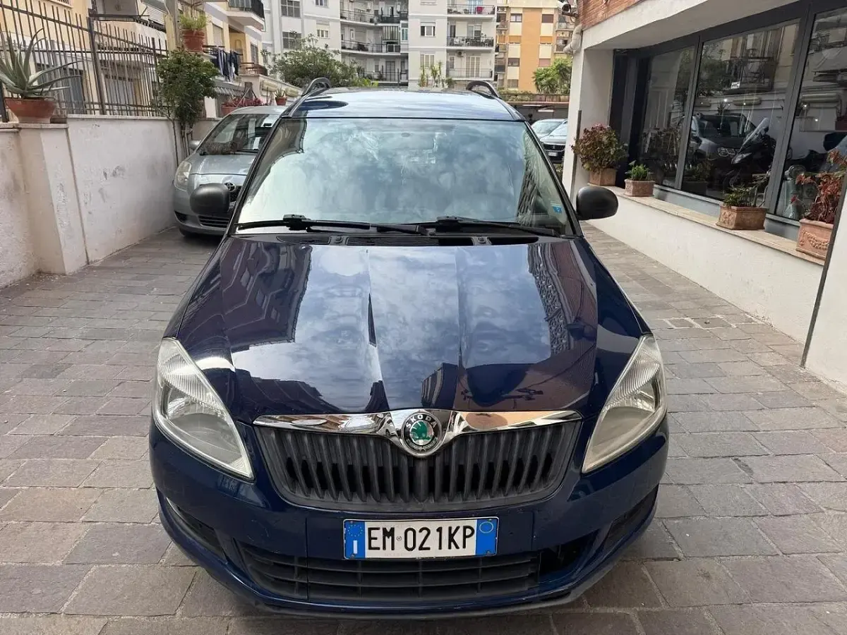Usata Skoda Roomster Easy 75 CV (55 kW) 2012 Blu Monovolume