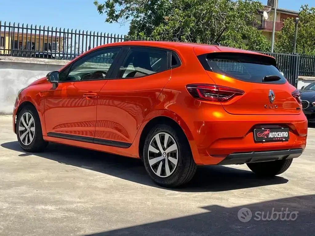Usata Renault Clio V Equilibre 94 CV (69 kW) 2023 Arancione Berlina