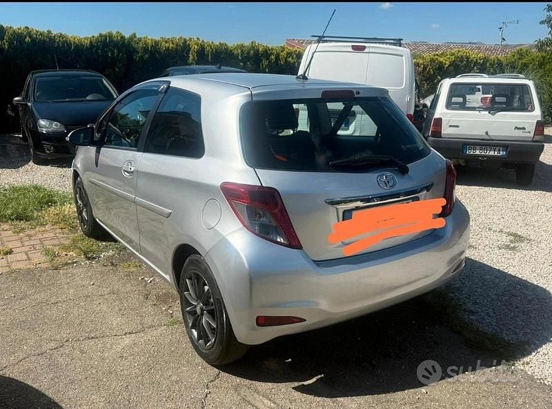 Usata Toyota Yaris 90 CV (66 kW) 2012 Grigio Berlina