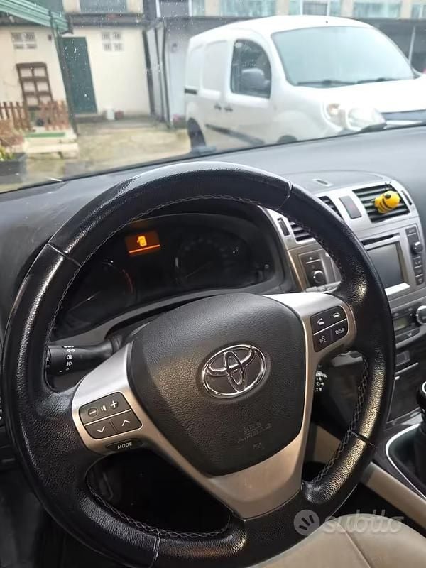 Usata Toyota Avensis Lounge 124 CV (91 kW) 2013 Grigio Station wagon