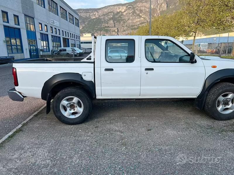 Usata Nissan Navara 133 CV (97 kW) 2004 Bianco Pick-up