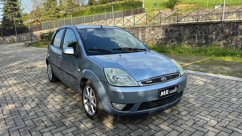 Usata Ford Fiesta Ghia 68 CV (50 kW) 2005 Blu Utilitaria