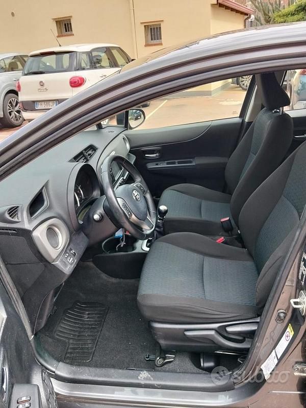 Usata Toyota Yaris Style 90 CV (66 kW) 2013 Grigio Utilitaria