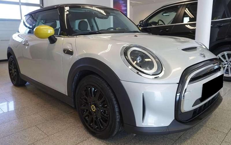 Usata Mini Cooper SE 135 kW (184 CV) 2021 White silver metallic Utilitaria