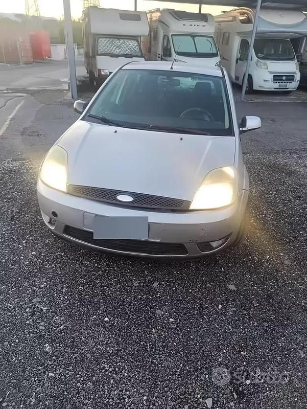 Begagnad Ford Fiesta 75 HK (55 kW) 2005 Grå Halvkombi