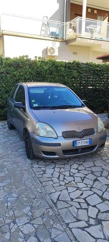 Usata Toyota Yaris 65 CV (47 kW) 2004 Grigio Utilitaria