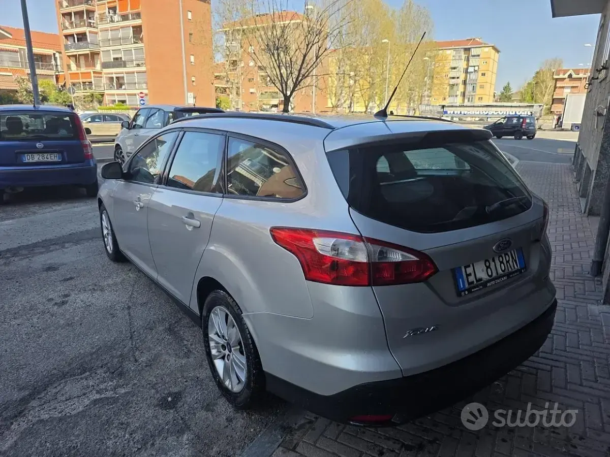Begagnad Ford Focus Titanium 125 HK (91 kW) 2012 Grå Sedan