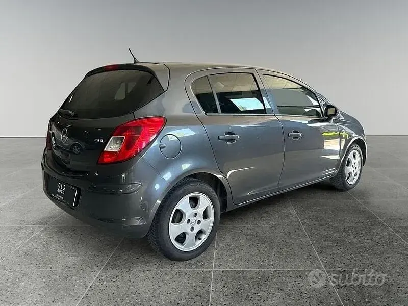 Usata Opel Corsa Edition 75 CV (55 kW) 2011 Grigio Utilitaria