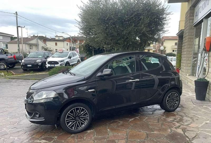 Usata Lancia Ypsilon Gold 69 CV (50 kW) 2023 Nero vulcano Utilitaria