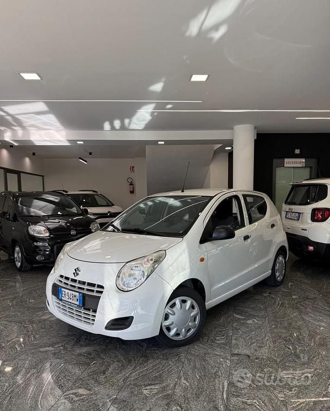 Bianco Usata 2013 Suzuki Alto Due volumi | 4490 € (Buon prezzo) - Immagine 1/4