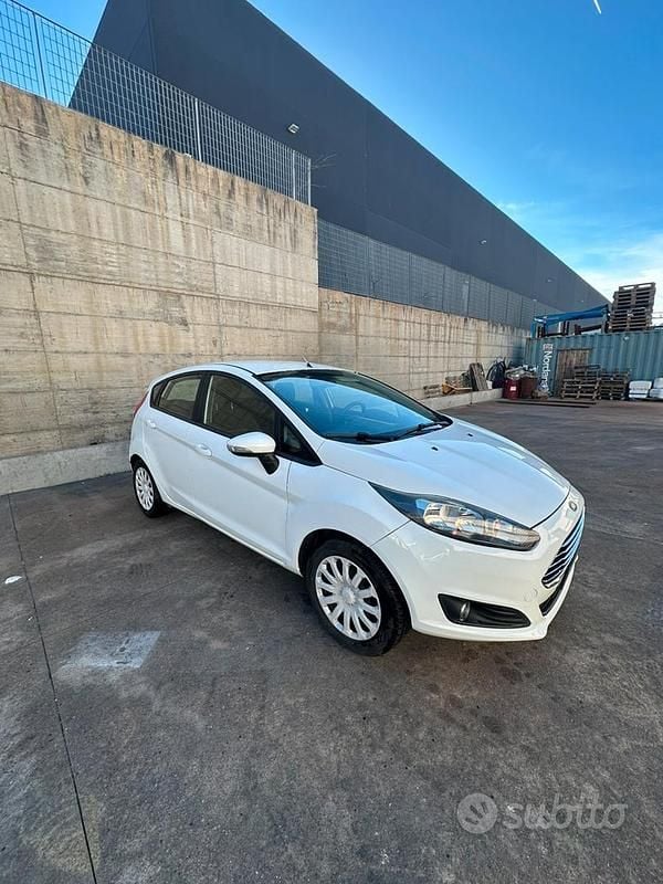 Bianco Usata 2016 Ford Fiesta Tre volumi | 6000 € (Super prezzo) - Immagine 1/4