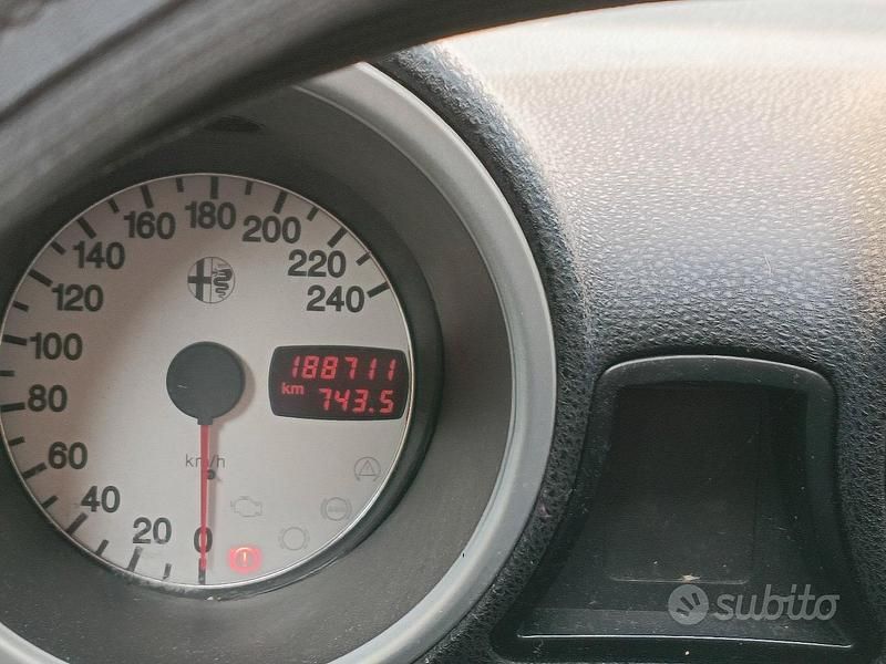 Usata Alfa Romeo 156 140 CV (102 kW) 2003 Grigio Berlina