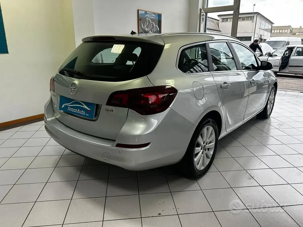 Usata Opel Astra 110 CV (80 kW) 2012 Grigio Station wagon