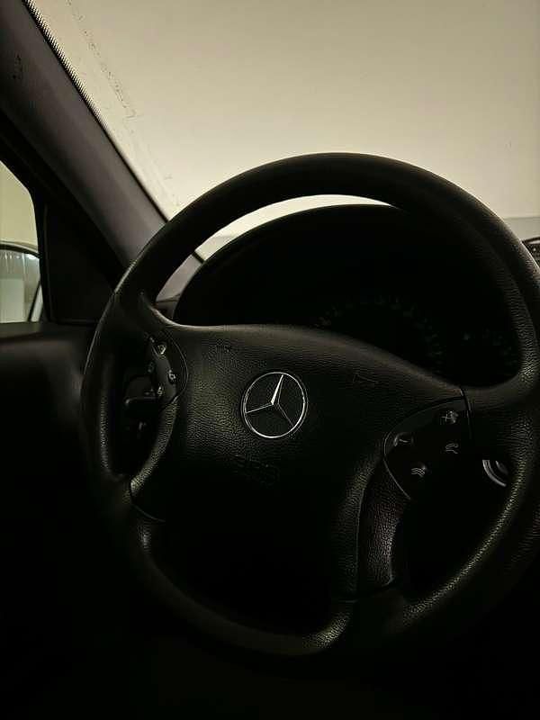 Usata 2002 Mercedes C220 Classic Tre volumi | 2000 € (Buon prezzo) - Immagine 1/4