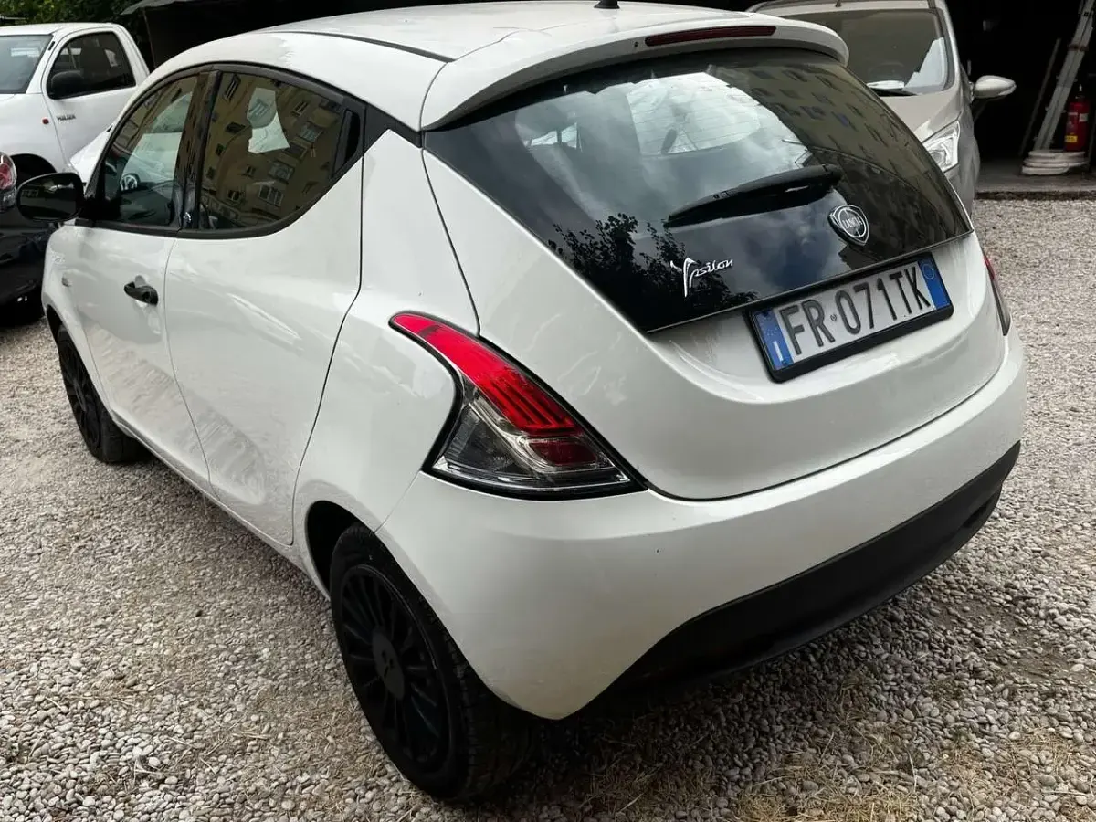 Usata Lancia Ypsilon Gold 69 CV (50 kW) 2018 Bianco Utilitaria