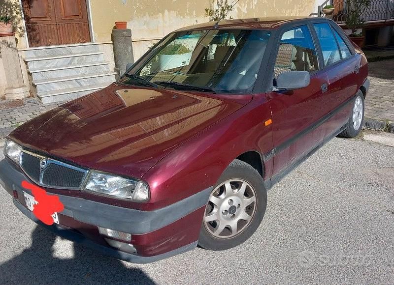 Usata Lancia Delta 90 CV (66 kW) 1994 Rosso Utilitaria