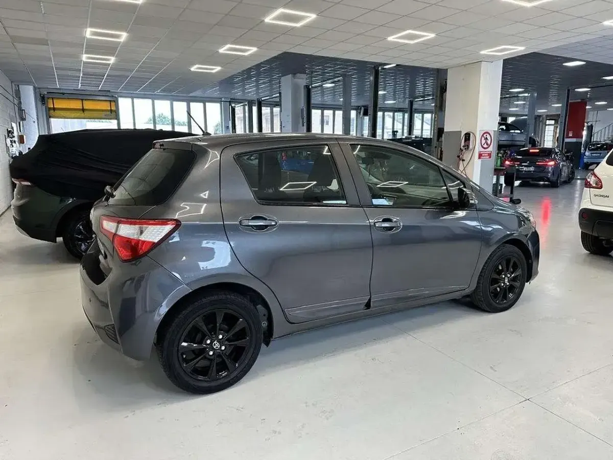 Usata Toyota Yaris Active 72 CV (52 kW) 2019 Grigio Berlina