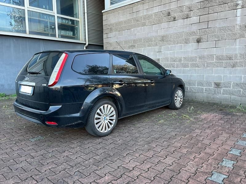 Käytetty Ford Focus Titanium 90 HP (66 kW) 2008 Musta Sedan
