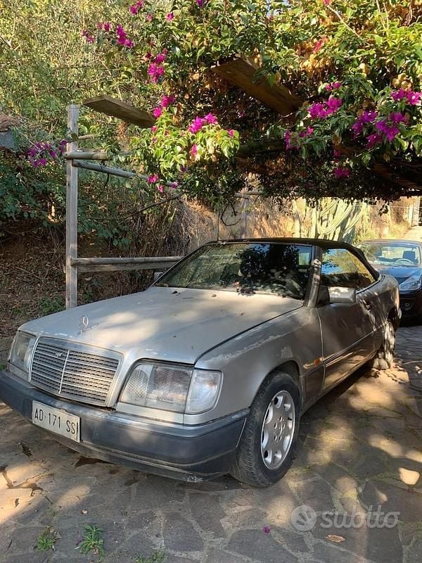Usata Mercedes E200 136 CV (100 kW) 1994 Grigio Cabrio