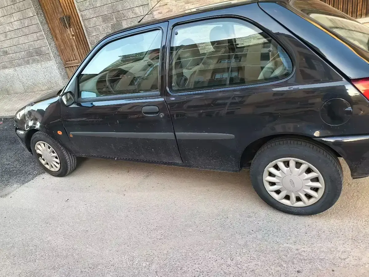 Usata Ford Fiesta 49 CV (36 kW) 2000 Nero Utilitaria