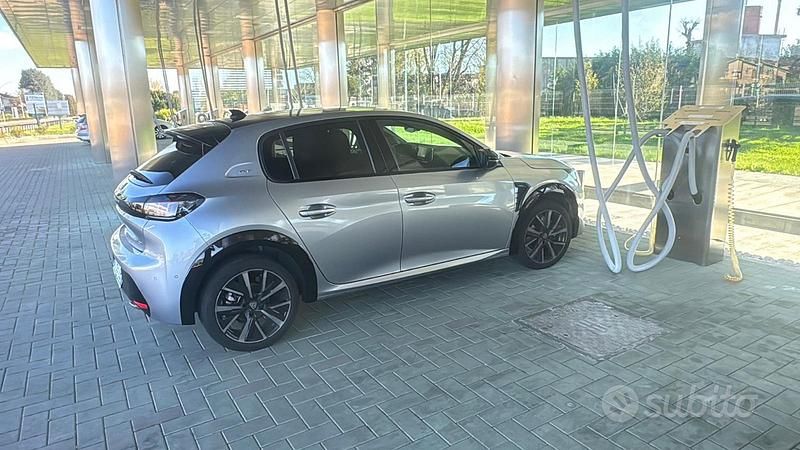 Usata Peugeot 208 110 CV (80 kW) 2023 Utilitaria