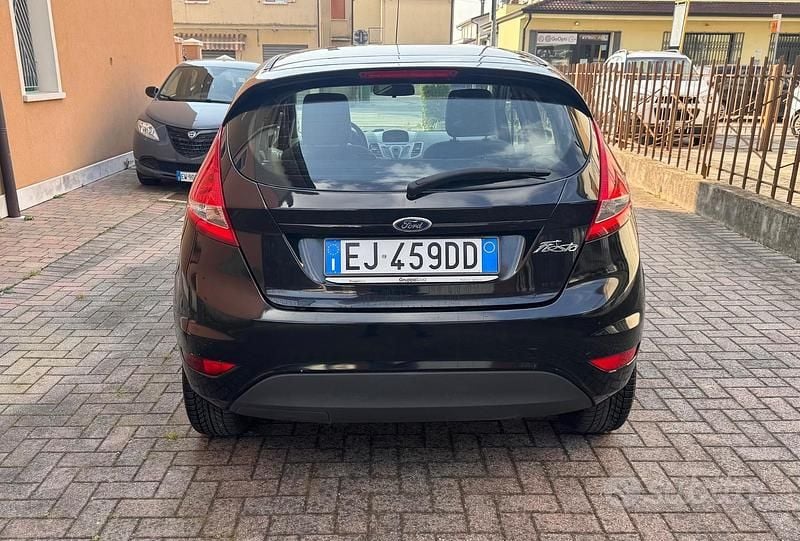 Usata Ford Fiesta 97 CV (71 kW) 2011 Grigio Utilitaria