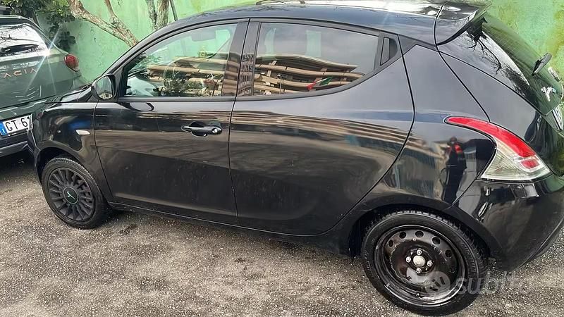 Usata Lancia Ypsilon Gold 69 CV (50 kW) 2015 Nero Utilitaria