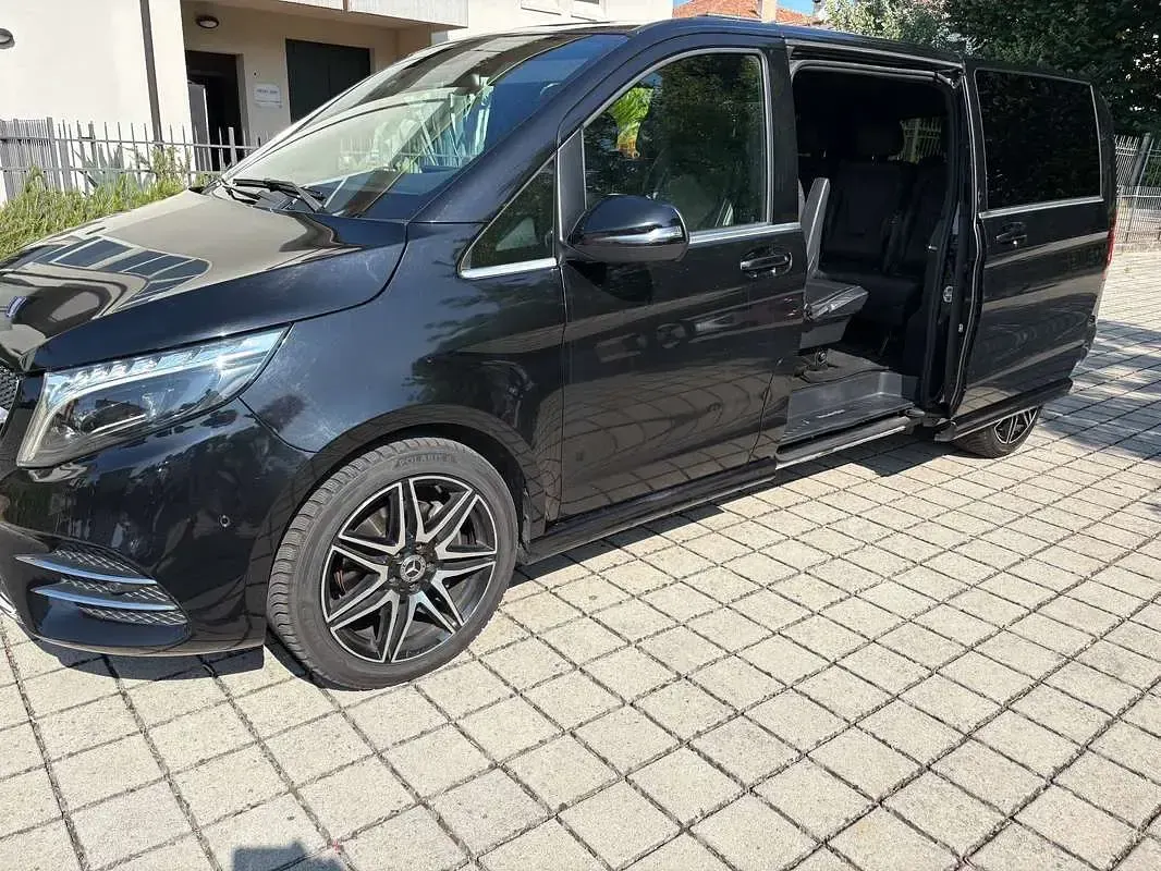Usata Mercedes V250 AMG line 190 CV (139 kW) 2022 Nero Monovolume