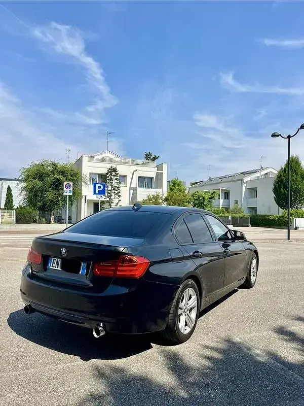 Usata BMW 318 Sport Line 143 CV (105 kW) 2013 Nero Berlina