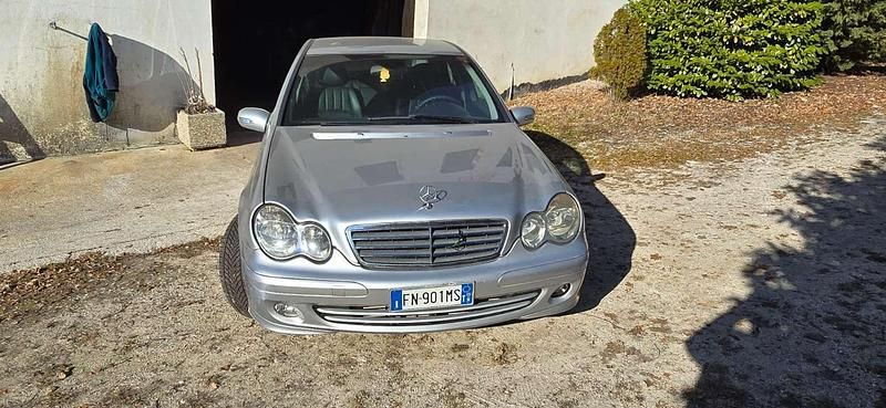 Usata Mercedes C200 Classic 122 CV (89 kW) 2005 Argento Berlina