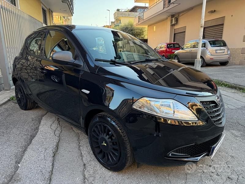 Usata Lancia Ypsilon 69 CV (50 kW) 2015 Nero Utilitaria