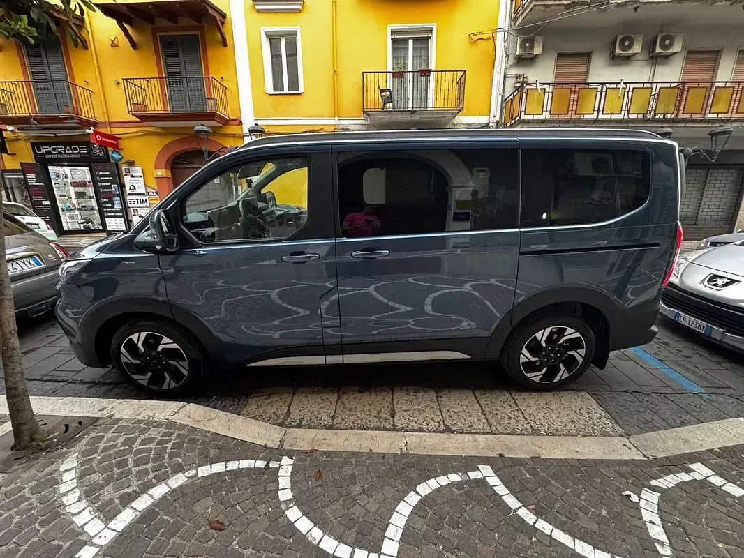 Usata Ford Tourneo Active 170 CV (125 kW) 2025 Blu/azzurro Monovolume