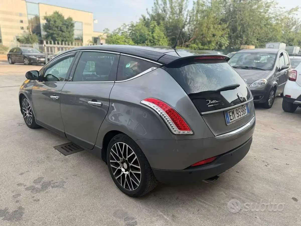 Usata Lancia Delta 120 CV (88 kW) 2012 Grigio Utilitaria