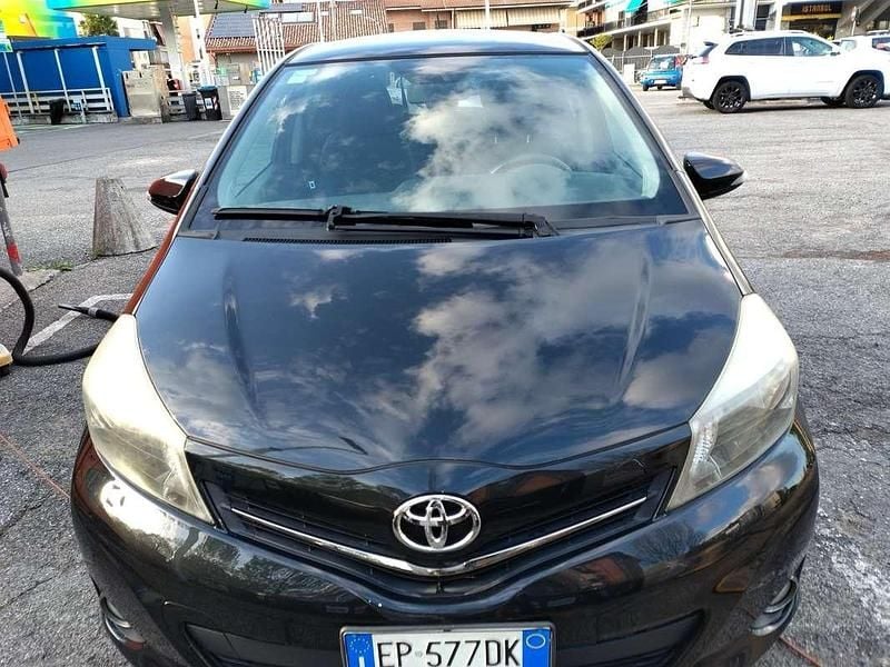 Usata Toyota Yaris Lounge 99 CV (72 kW) 2013 Nero Utilitaria